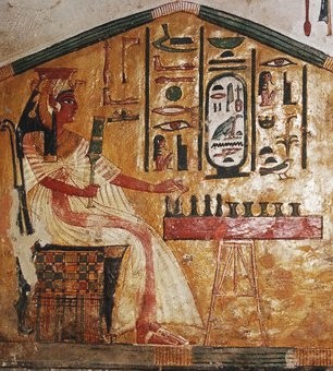 Rainha Nefertari do Egito jogando senet