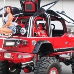 Jeep vermelho gigante com plataforma de pole dance