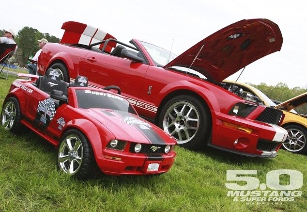 Mustangs Vermelhos - máquina real e brinquedo elétrico