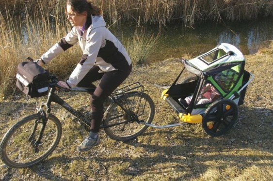 Carrinho de bebê puxado por bicicleta