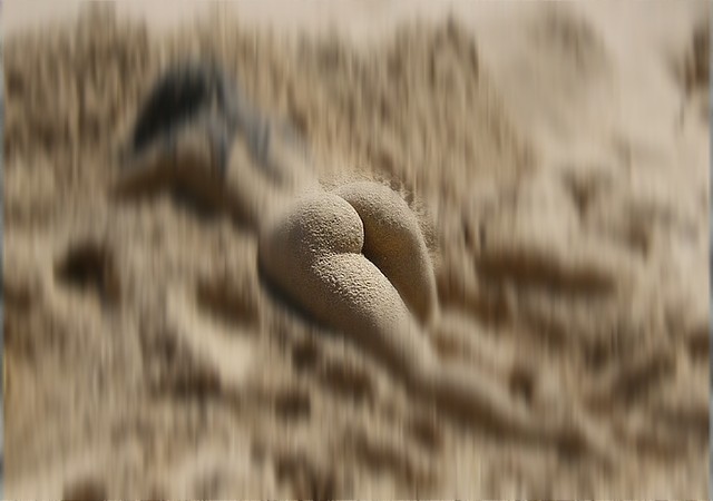 Gostosa deitada na areia da praia