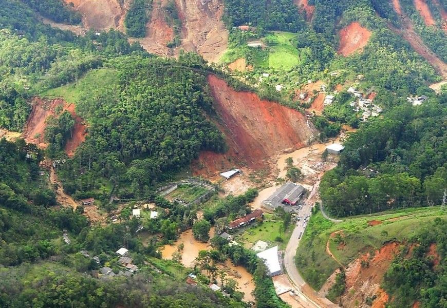 Deslizamentos de terra na região serrana do Rio