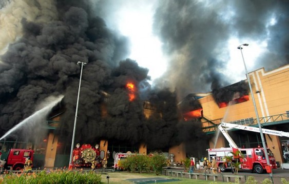 Bombeiros combatem chamas de incêndio