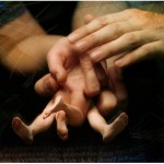 Ilusão de ótica digital: casal transa com dedos das mãos