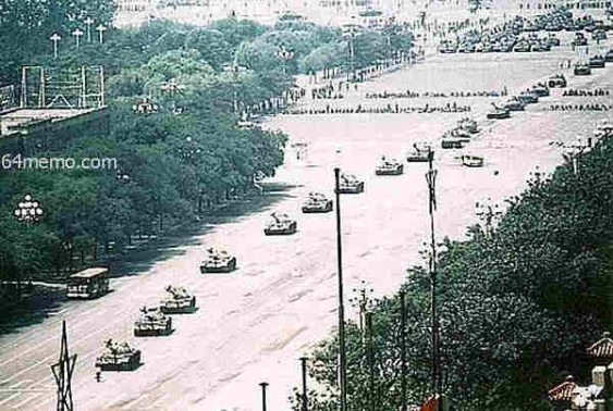 Chinês pára sozinho marcha de coluna de tanques