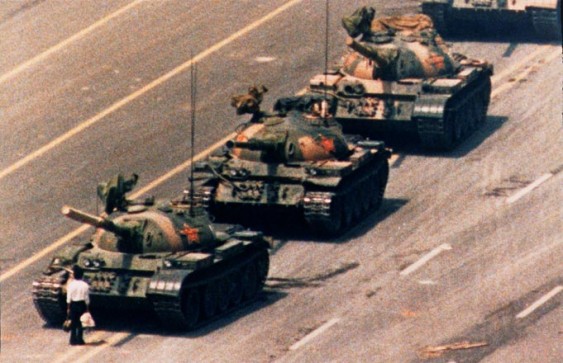 Chinês enfrenta coluna de tanques