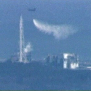 Bombeiros resfriam usina atômica do Japão