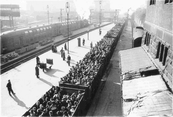 Transporte de judeus como gado Judeus em vagões rumo a campo de concentração nazista