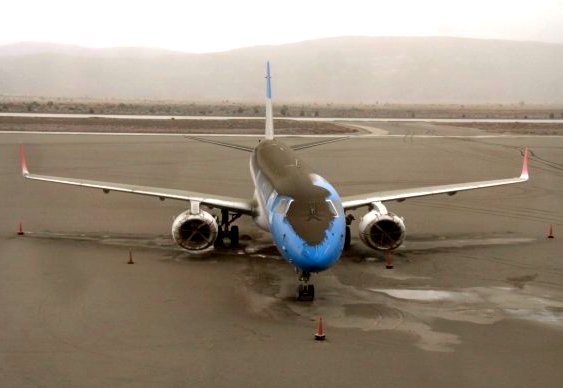 Cinzas de vulcão cobrem avião em Bariloche