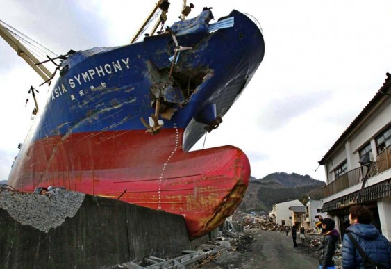 Navio sobre o muro de contenção