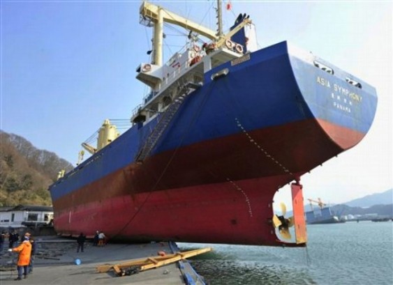 Navio arremessado para fora d'água