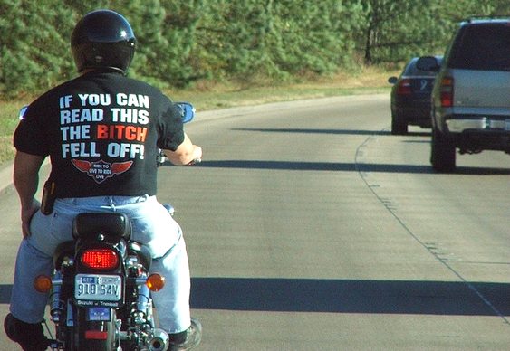 Frase estampada em camiseta de motociclista