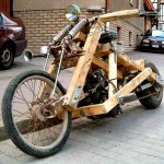 A incrível moto de madeira no estilo ‘rat bike’… que funciona!