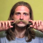 Vídeo cria a ilusão de cabelo e barba nascendo num careca