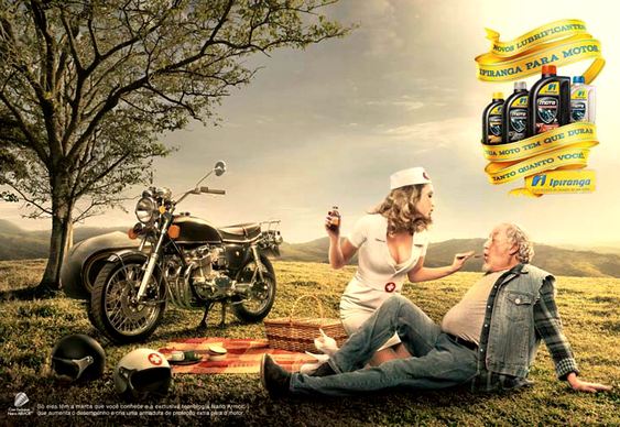 Idoso com enfermeita de moto