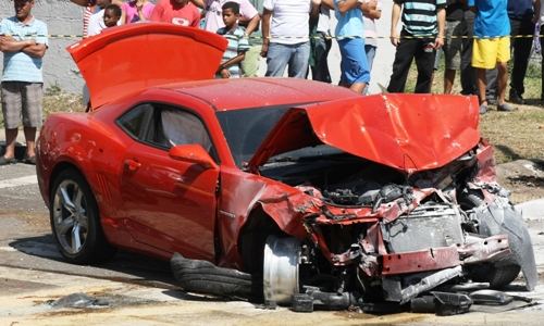 Carrão importado destruído