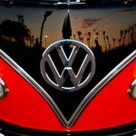 Restauração perfeita de uma Kombi Volkswagen vermelha e preta