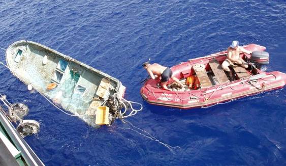 Lixo flutuante de tsunami chega ao Havaí