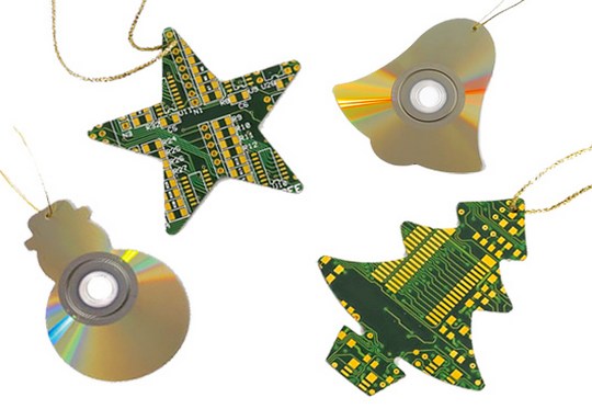 Ornamentos com CDs e circuitos eletrônicos