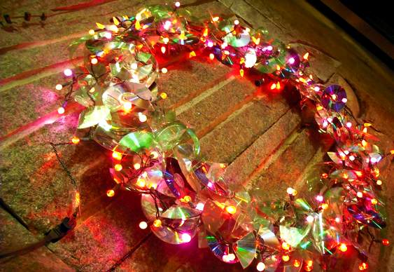 Guirlanda e árvore de CDs enfeitam Natal de shopping chique – Matéria  Incógnita