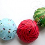 Ideia de bolas e enfeites de Natal com tiras coloridas de papel 