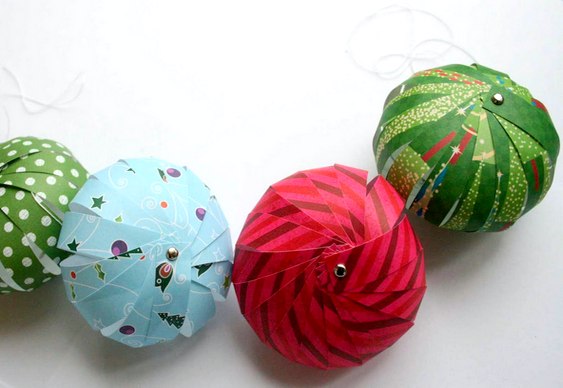 Ideia de bolas e enfeites de Natal com tiras coloridas de papel – Matéria  Incógnita