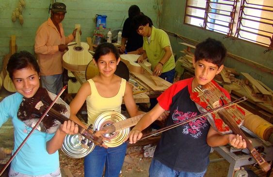 Instrumentos musicais reciclados Reciclagem de lixo como instrumento musical