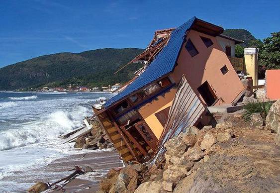 Mar destroi casa de praia