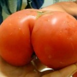 Ilusão de ótica: mulher-tomate na salada das mulheres-frutas