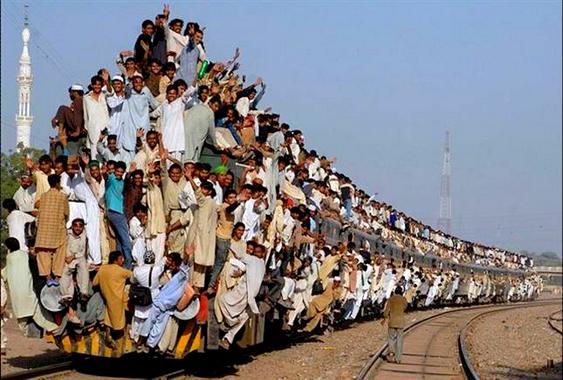 Surfistas ferroviários em cima de trens