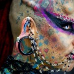 Mulher Vampiro é a Lady Gaga da tatuagem radical