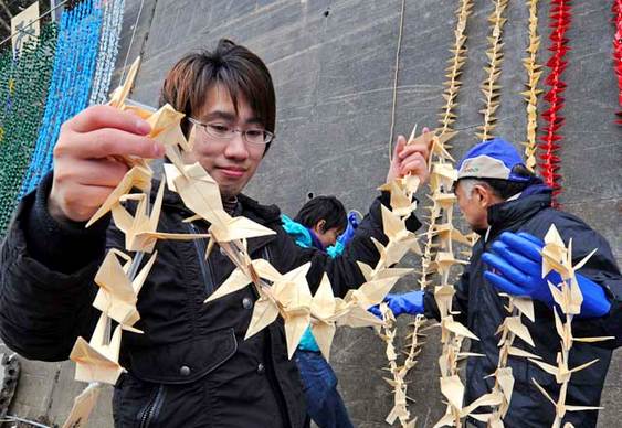 Origamis em homenagem às vítimas