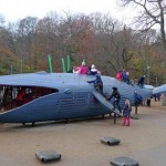 Crianças aprendem a preservar baleias em playground de praça