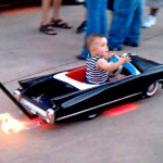 Carrinho de bebê Cadillac conversível cospe fogo na pista