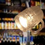 Caneca de chope e cerveja transformada em luminária de bar