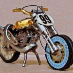 Motocicletas em miniatura com sucata de relógios de pulso