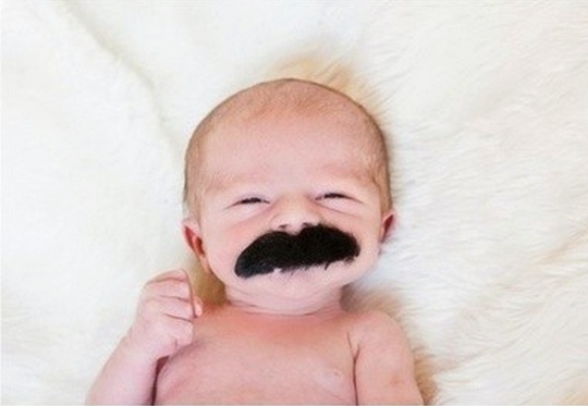 Neném com bigodão