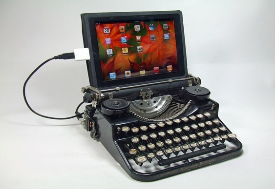 Máquina de escrever com computador