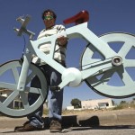 Bicicleta de papelão reciclado com 9 kg pode custar só 40 reais