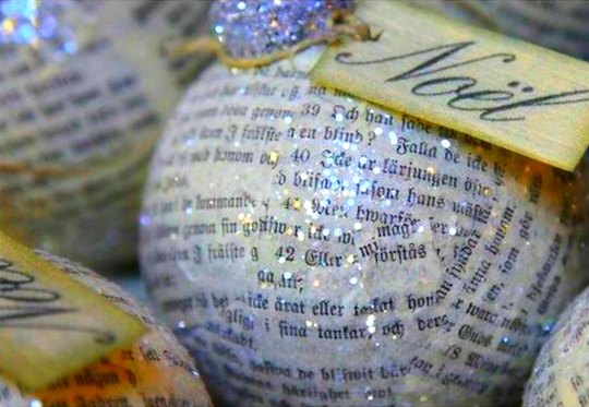 Bolas cobertas com pedaços de papel repaginam a árvore de Natal – Matéria  Incógnita