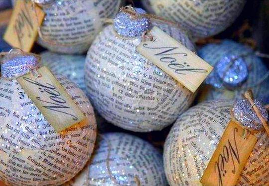 Bolas cobertas com pedaços de papel repaginam a árvore de Natal – Matéria  Incógnita