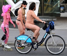 Ciclistas protestam sem roupas