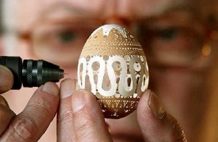 Esculpindo cascas de ovos