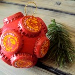 Tampas de cerveja e refrigerantes enfeitam bolas de Natal recicladas