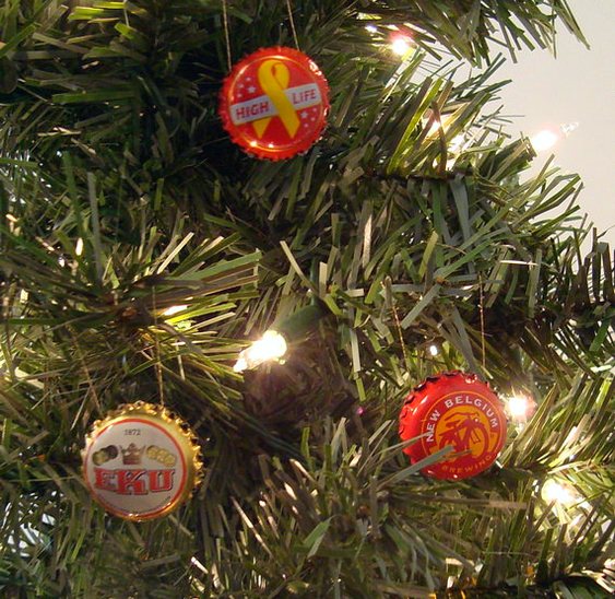 Bola de Natal com tampinhas