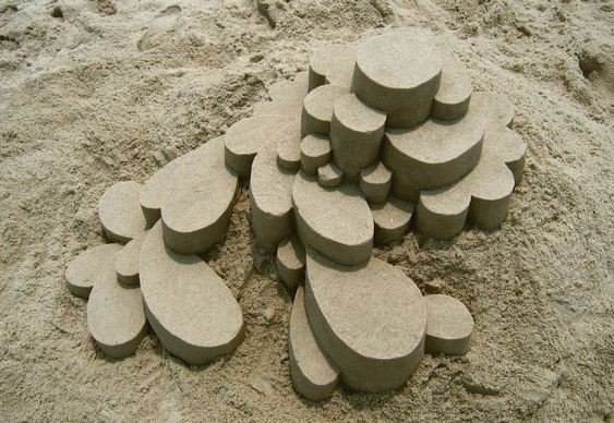 Esculturas geométricas na praia