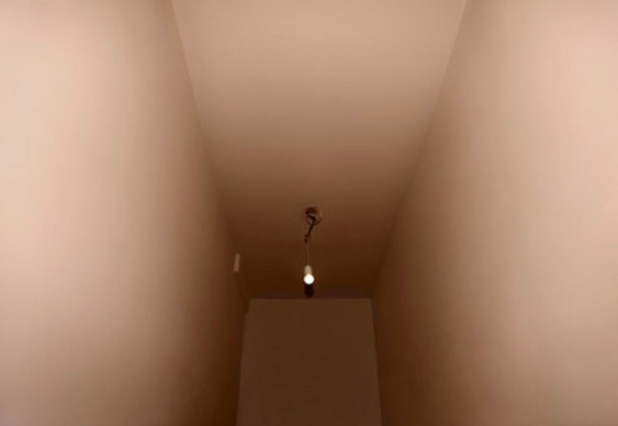 Púbis de mulher em corredor