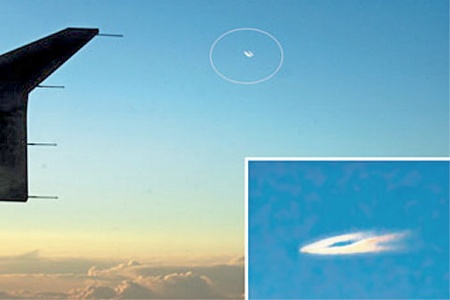 OVNI Avião Disco voador perto de avião