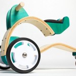 Velocípedes e bicicletas para crianças com madeira reciclada