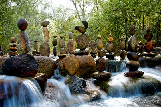 Esculturas com pedras roladas